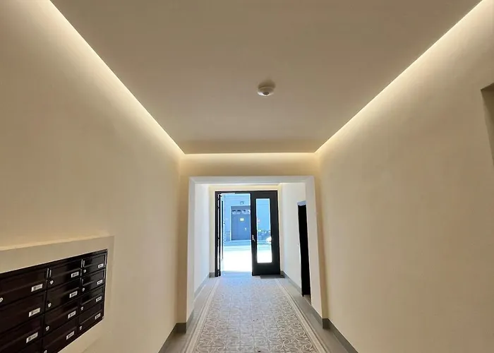 Lovely With Private Garden And Ac In Prime Location *