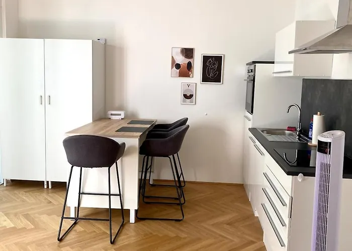 Lovely With Private Garden And Ac In Prime Location *